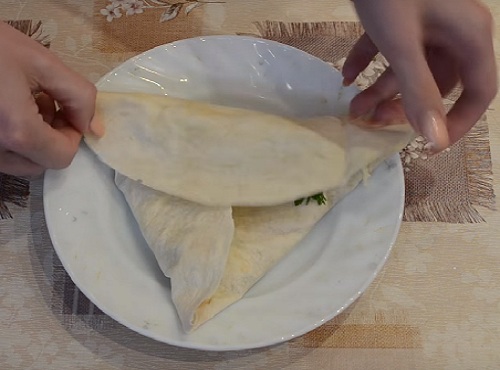 Арманская Ека с зеленью, сворачиваем