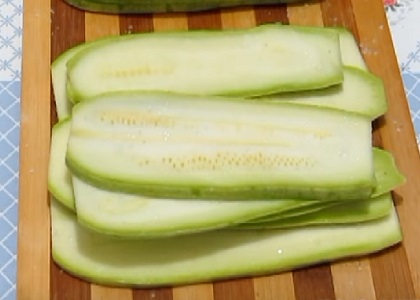 Нарезаем кабачки