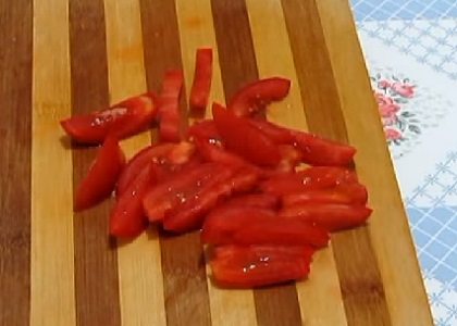 Рулетики с сыром, нарезаем помидоры
