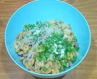Смешиваем салат с куриными сердечками