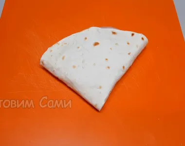 Сворачиваем сэндвич из тортильи