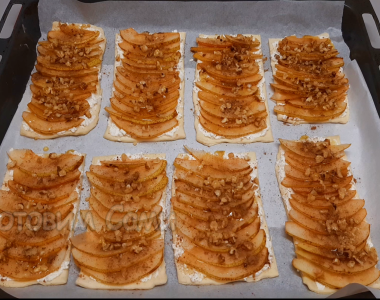 Выпекаем слойки с грушей