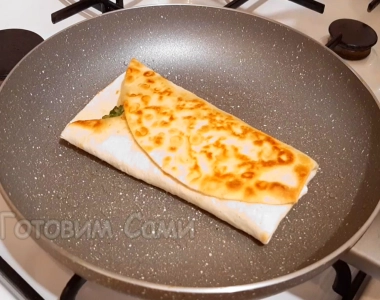 Тортилья с тунцом, обжариваем