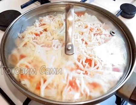 Быстрая пицца из лаваша, жарим.