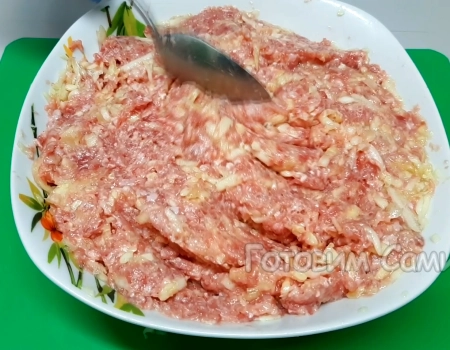 Смешивам начинку для кабачков