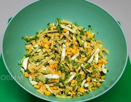 Смешиваем салат с огурцами и кукурузой