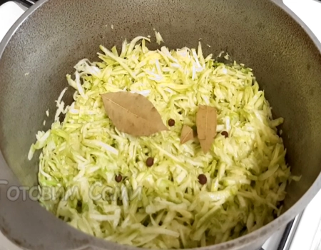 Кабачковая икра, готовим.