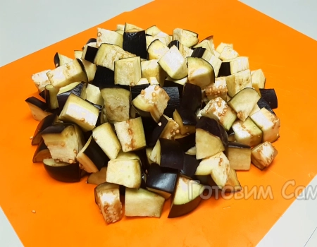 Нарезаем баклажаны