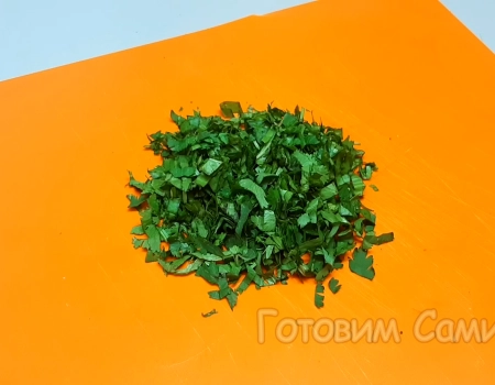 Салат из баклажанов и помидор, зелень