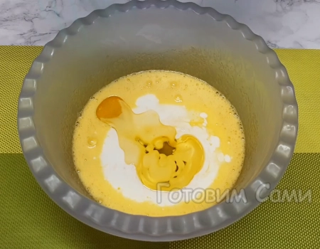 добавляем кефир и масло