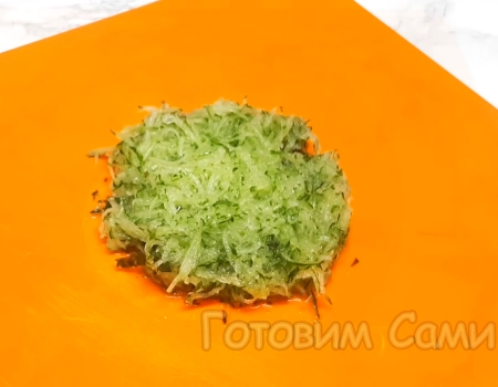 Натираем огурец