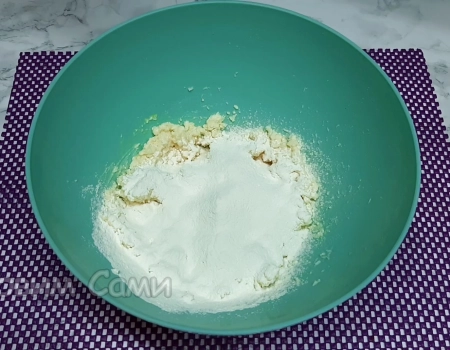 Добавляем муку