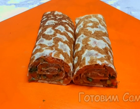 сворачиваем яичные рулетики с тунцом