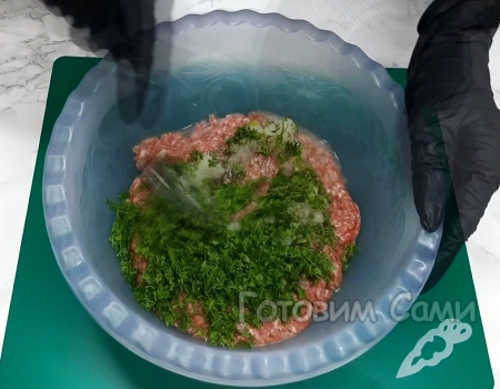 добавляем лук и зелень