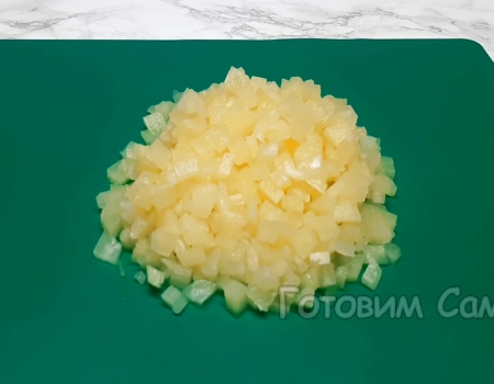 нарезаем ананасы