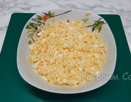 смешиваем простой салат с ананасами
