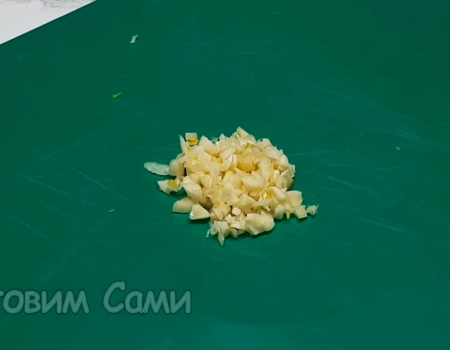 нарезаем чеснок