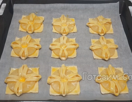 смазываем яйцом