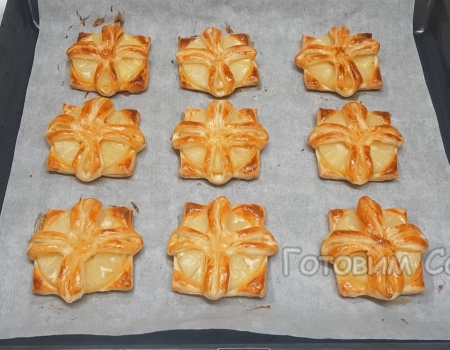 выпекаем слойки с ананасом