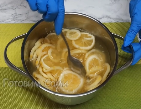 смешиваем лимонный ликер с водкой