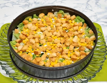 праздничный салат с курицей, кукуруза и сухарики