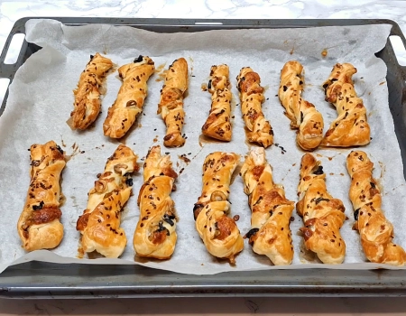 запекаем слойки с оливками
