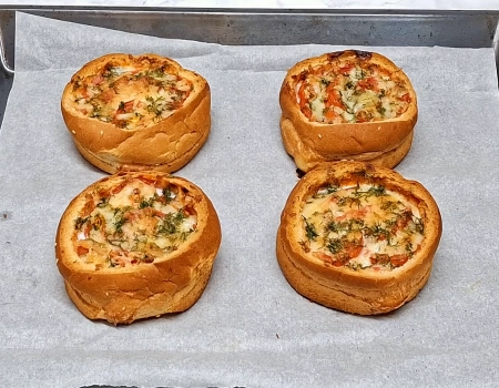 выпекаем бургеры с яйцом и сыром