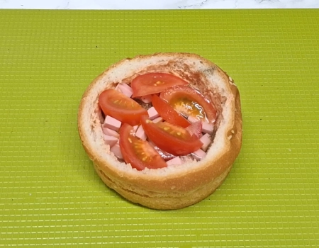 колбаса и томаты